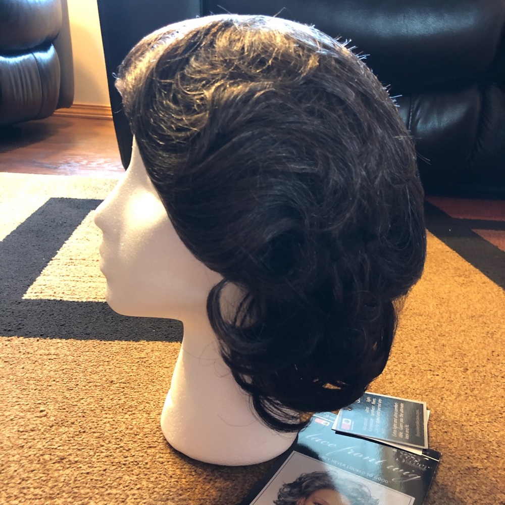 NWT FOXY SILVER HAIR WIG